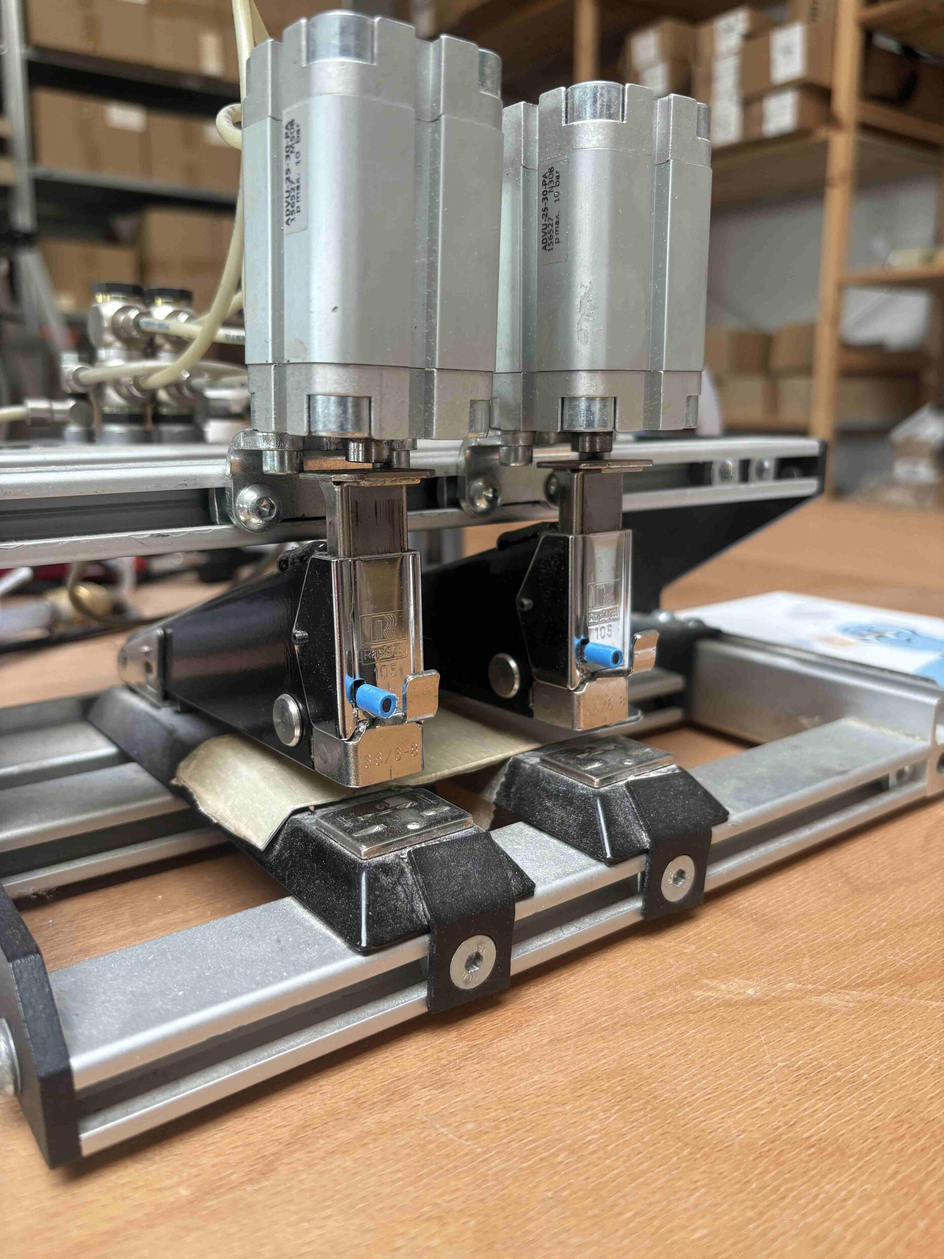 Wiederholbare Arbeitsschritte in der Lohnmontage Halbautomatischer Arbeitsplatz für wiederholbare Arbeitsschritte in der Lohnmontage und Konfektionierung