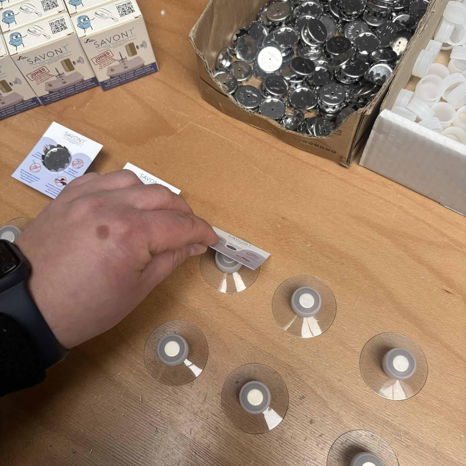 Manuelle Konfektionierung kleiner Serien mit Zählen, Sortieren und Zusammenstellen von Produktkomponenten