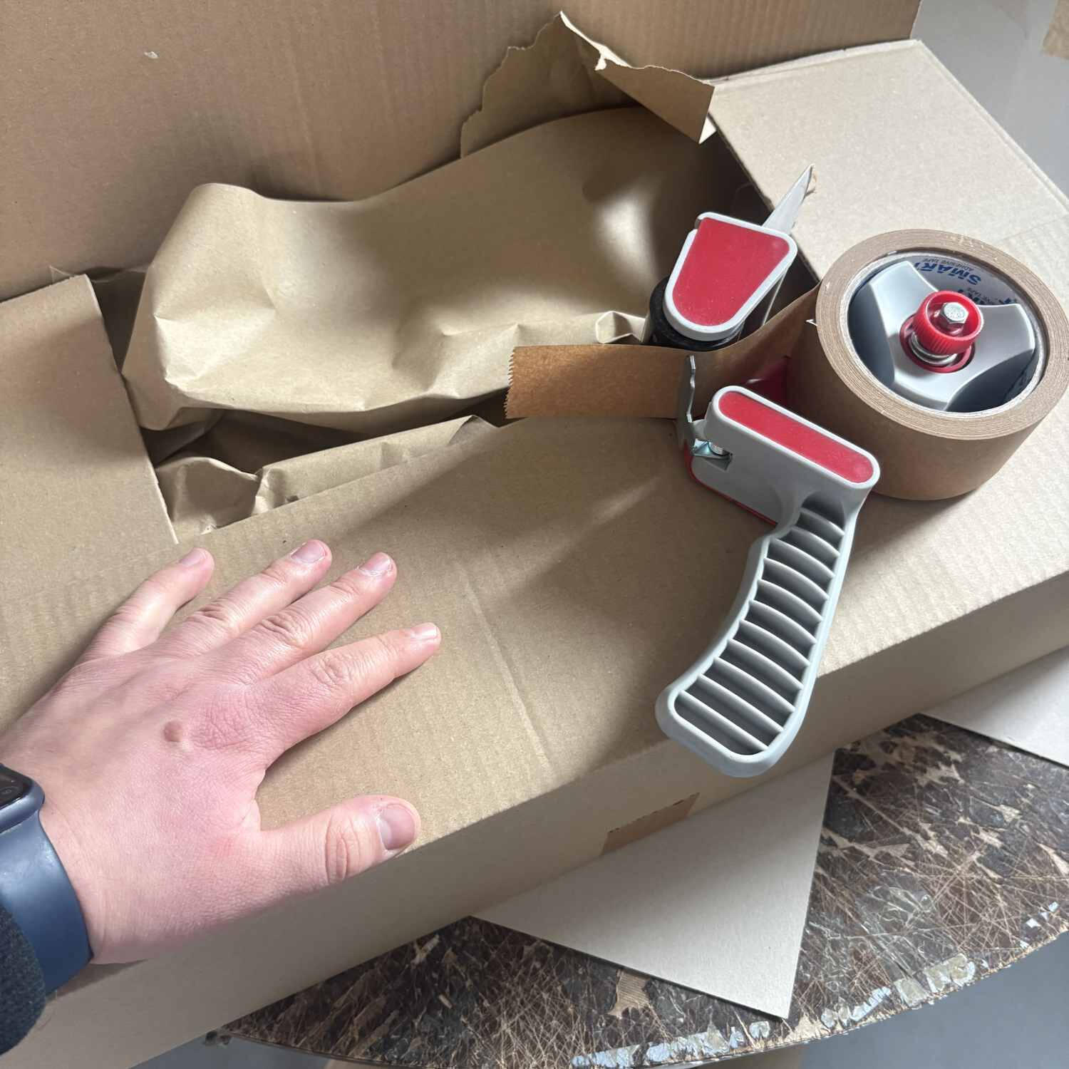 Verpackung und Versandvorbereitung Verpackung und Versandvorbereitung von Produkten mit Karton, Packmaterial und vorbereiteten Arbeitsschritten